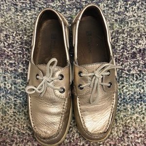 White Mountain ⛰ Gold sperry style loafers.
